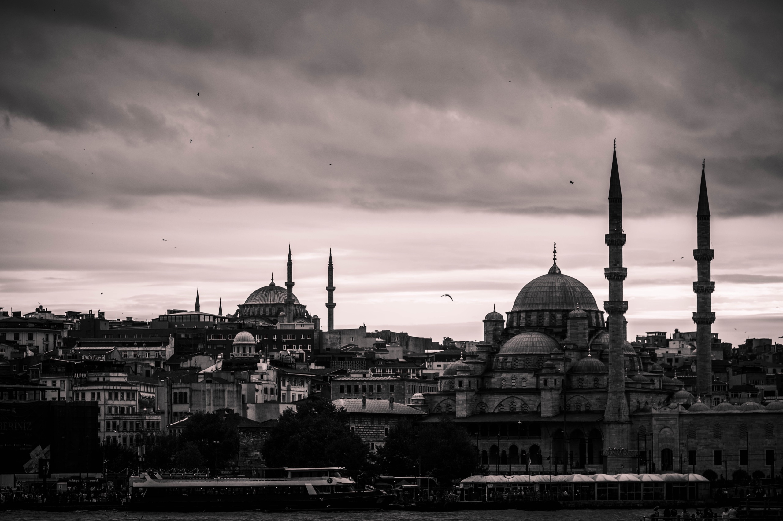 Vista de Estambul y sus mezquitas bajo un cielo cubierto