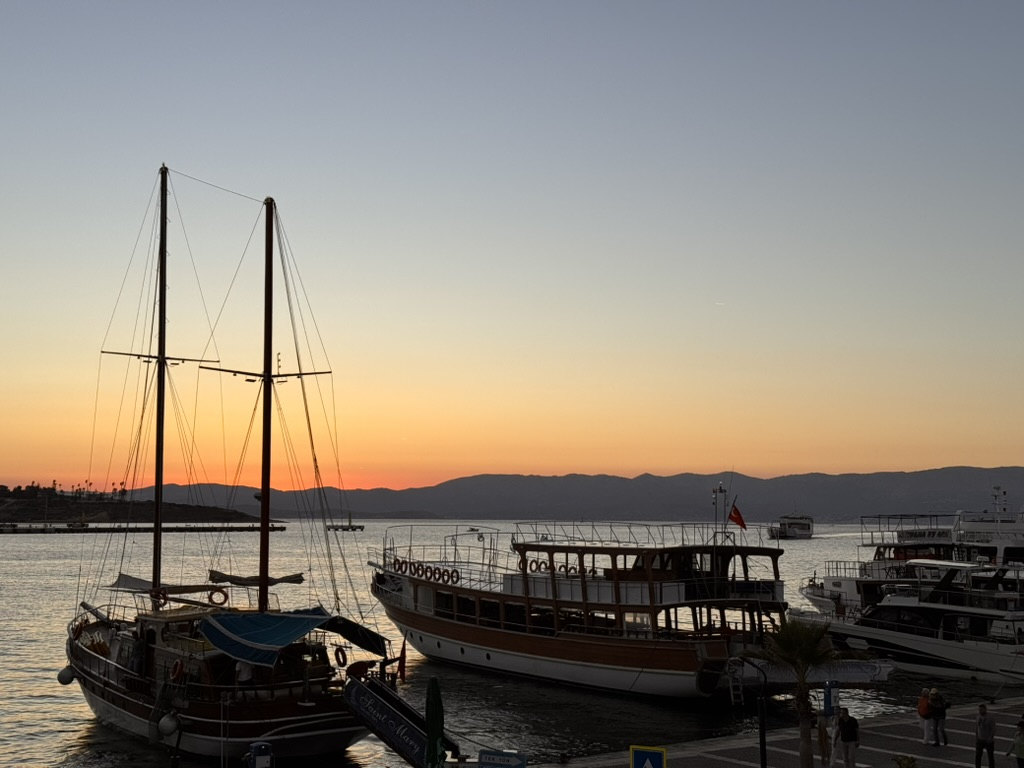 Hora azul en el puerto, Costa del Egeo · Turquía